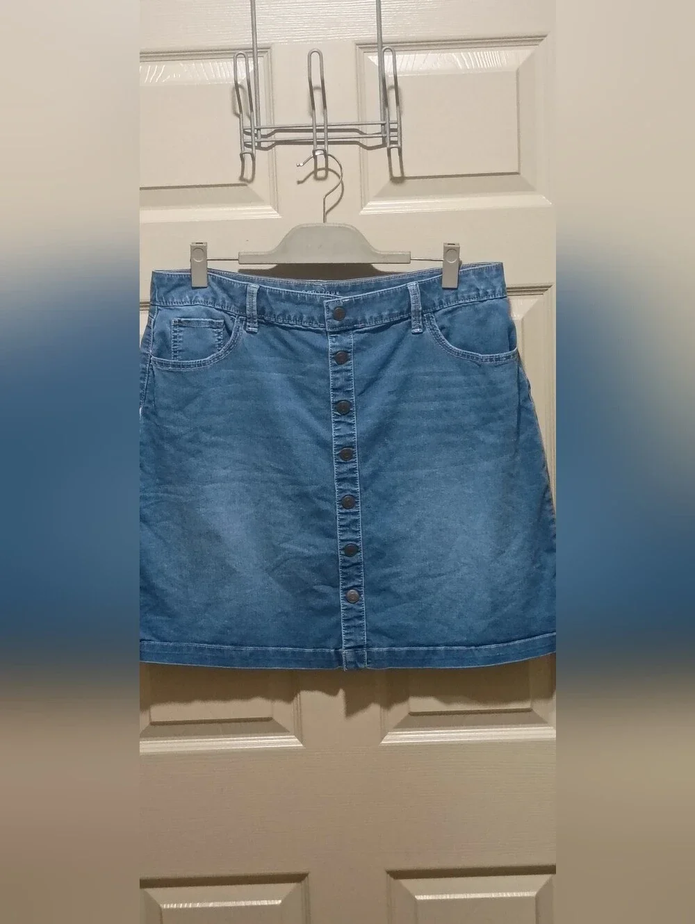 Boutique Plus denim skirt featuring a button-front design 16w GUC